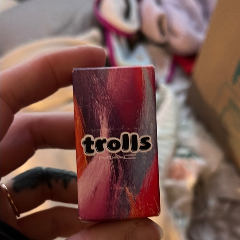 MAC x Trolls reflects glitter